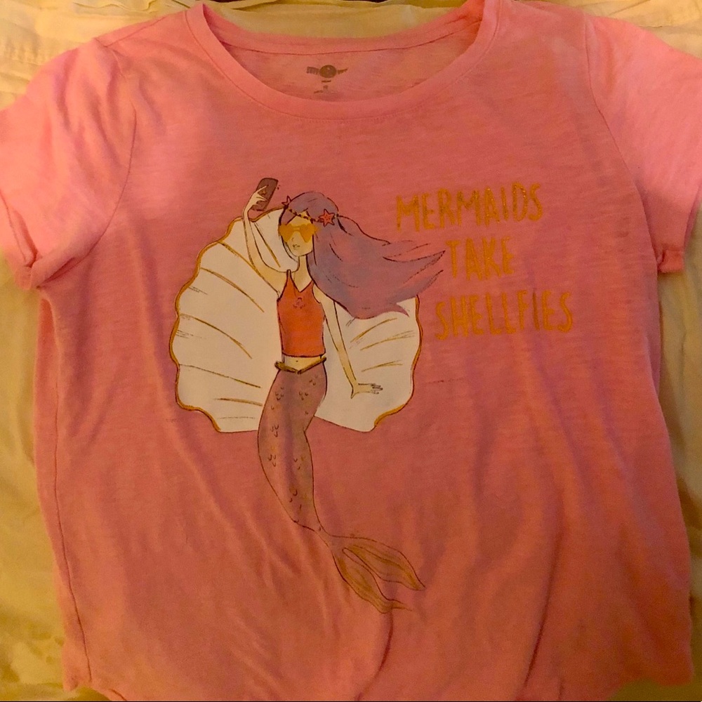 SO girl’s short sleeve pink t-shirt.